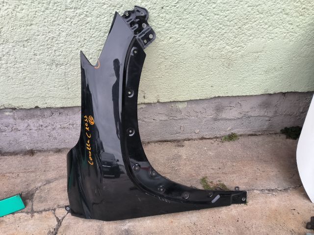 bontott TOYOTA COROLLA Cross Jobb első Sárvédő