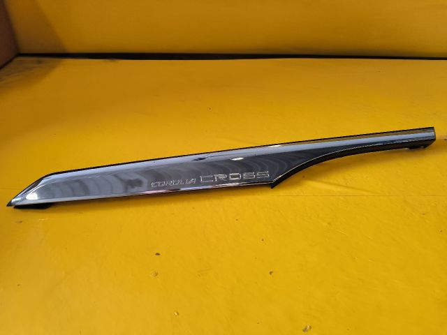 bontott TOYOTA COROLLA Cross Jobb hátsó Sárvédő Díszléc