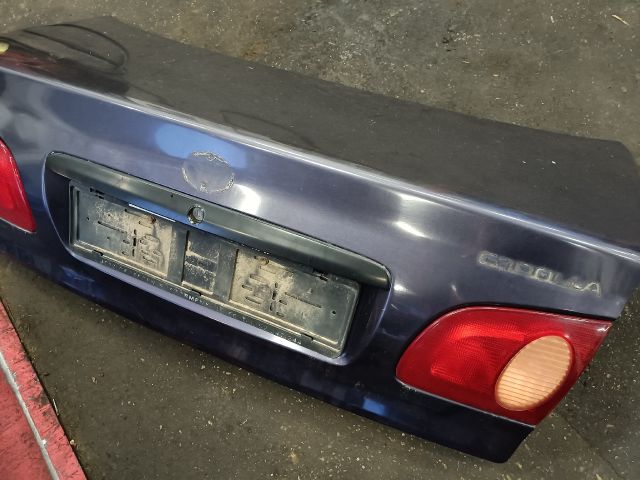 bontott TOYOTA COROLLA Csomagtérajtó (Részeivel)