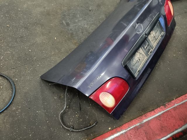 bontott TOYOTA COROLLA Csomagtérajtó (Részeivel)