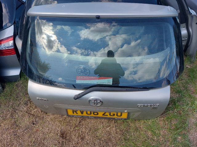 bontott TOYOTA COROLLA Csomagtérajtó (Részeivel)