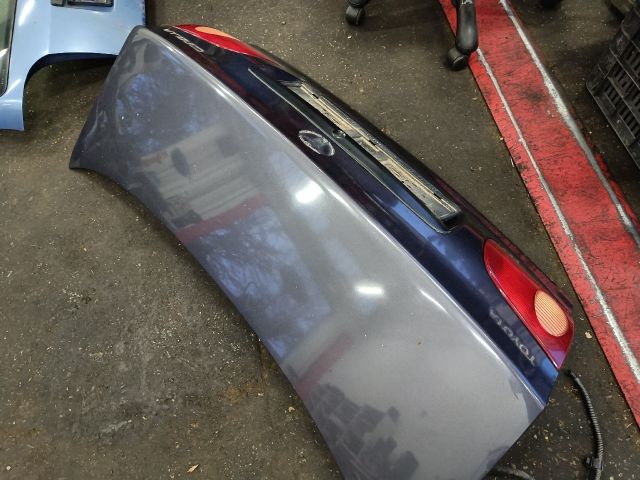 bontott TOYOTA COROLLA Csomagtérajtó (Részeivel)