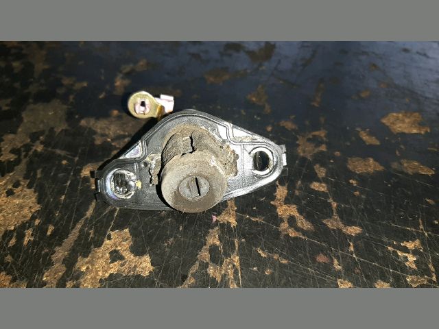 bontott TOYOTA COROLLA Csomagtérajtó Zárbetét