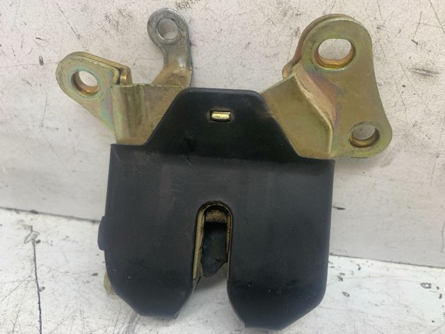 bontott TOYOTA COROLLA Csomagtérajtó Zárszerkezet