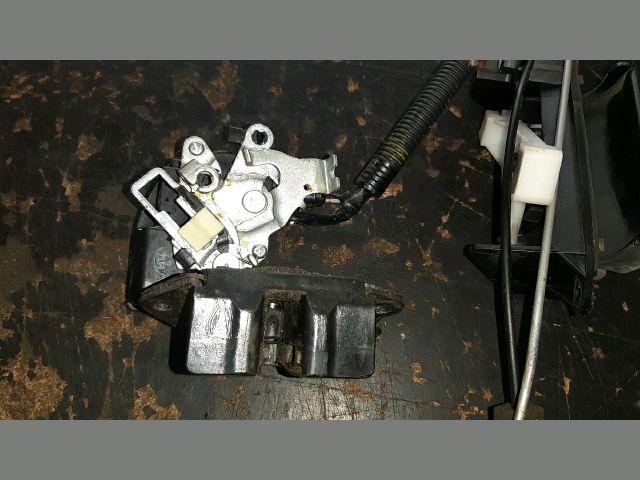 bontott TOYOTA COROLLA Csomagtérajtó Zárszerkezet