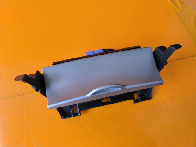 bontott TOYOTA COROLLA Első Hamutartó