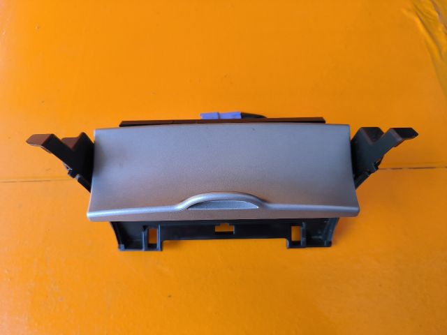 bontott TOYOTA COROLLA Első Hamutartó