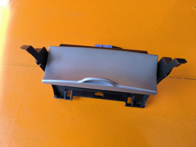 bontott TOYOTA COROLLA Első Hamutartó