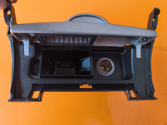 bontott TOYOTA COROLLA Első Hamutartó