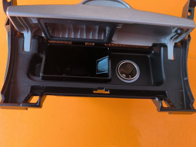 bontott TOYOTA COROLLA Első Hamutartó