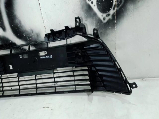 bontott TOYOTA COROLLA Első Lökhárító Alsó Középső Díszrács