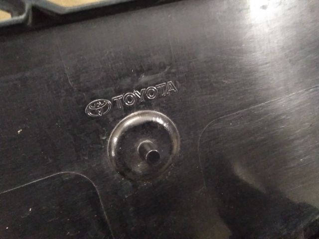 bontott TOYOTA COROLLA Első Lökhárító Alsó Középső Díszrács