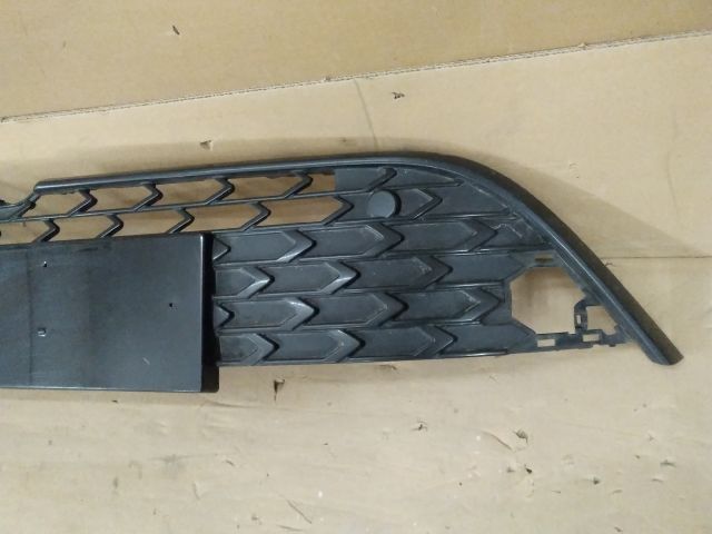 bontott TOYOTA COROLLA Első Lökhárító Alsó Középső Díszrács