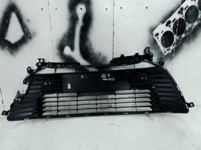 bontott TOYOTA COROLLA Első Lökhárító Alsó Középső Díszrács