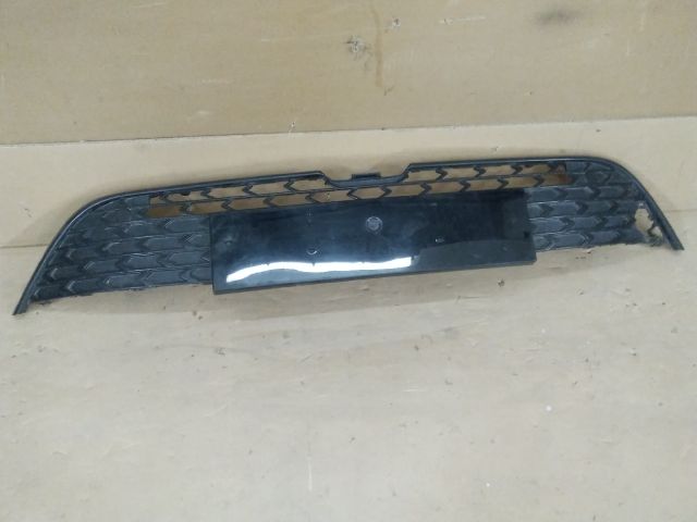 bontott TOYOTA COROLLA Első Lökhárító Alsó Középső Díszrács