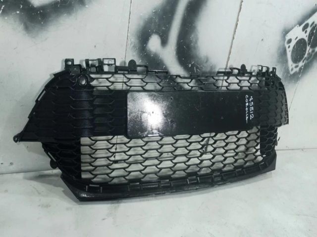 bontott TOYOTA COROLLA Első Lökhárító Alsó Középső Díszrács