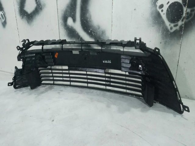 bontott TOYOTA COROLLA Első Lökhárító Alsó Középső Díszrács