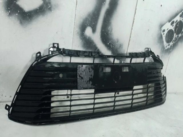 bontott TOYOTA COROLLA Első Lökhárító Alsó Középső Díszrács