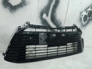 bontott TOYOTA COROLLA Első Lökhárító Alsó Középső Díszrács