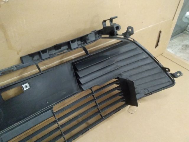 bontott TOYOTA COROLLA Első Lökhárító Alsó Középső Díszrács