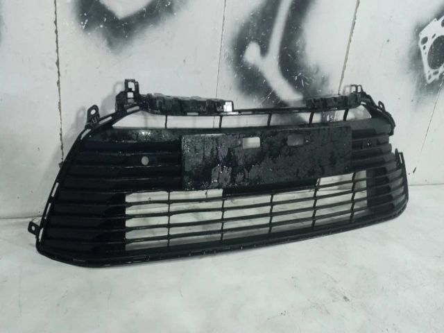 bontott TOYOTA COROLLA Első Lökhárító Alsó Középső Díszrács