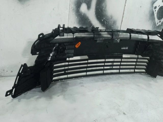 bontott TOYOTA COROLLA Első Lökhárító Alsó Középső Díszrács