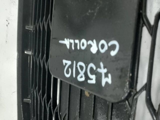 bontott TOYOTA COROLLA Első Lökhárító Alsó Középső Díszrács