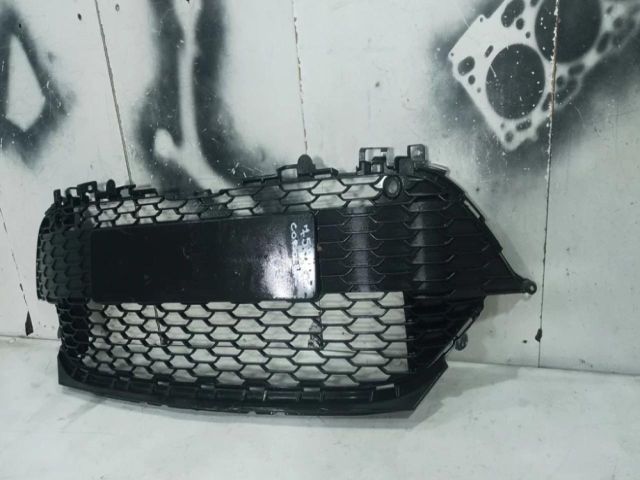 bontott TOYOTA COROLLA Első Lökhárító Alsó Középső Díszrács