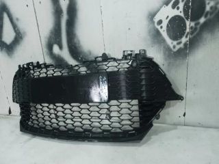 bontott TOYOTA COROLLA Első Lökhárító Alsó Középső Díszrács