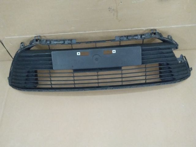 bontott TOYOTA COROLLA Első Lökhárító Alsó Középső Díszrács