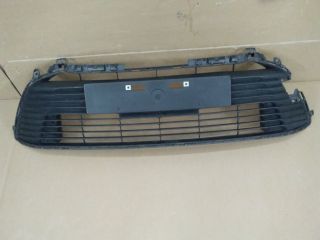 bontott TOYOTA COROLLA Első Lökhárító Alsó Középső Díszrács