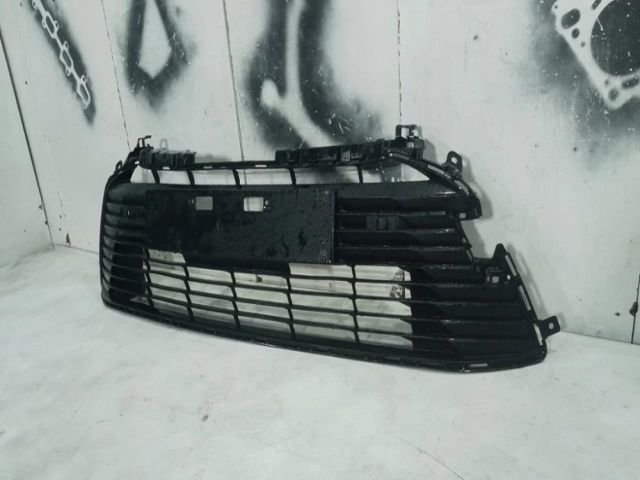 bontott TOYOTA COROLLA Első Lökhárító Alsó Középső Díszrács