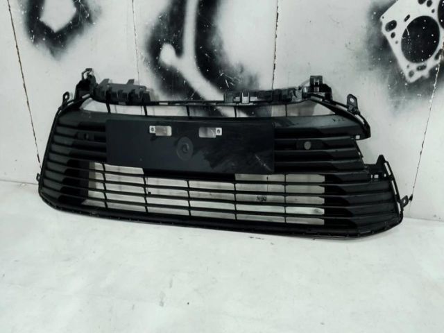 bontott TOYOTA COROLLA Első Lökhárító Alsó Középső Díszrács