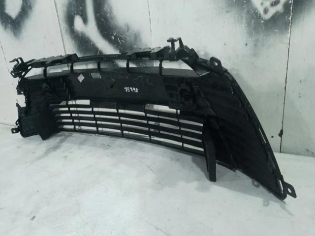 bontott TOYOTA COROLLA Első Lökhárító Alsó Középső Díszrács