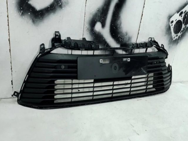 bontott TOYOTA COROLLA Első Lökhárító Alsó Középső Díszrács