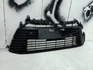 bontott TOYOTA COROLLA Első Lökhárító Alsó Középső Díszrács