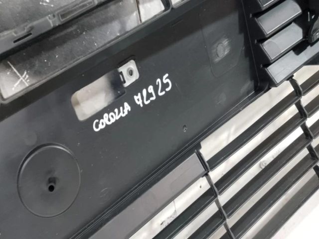 bontott TOYOTA COROLLA Első Lökhárító Alsó Középső Díszrács