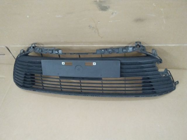 bontott TOYOTA COROLLA Első Lökhárító Alsó Középső Díszrács