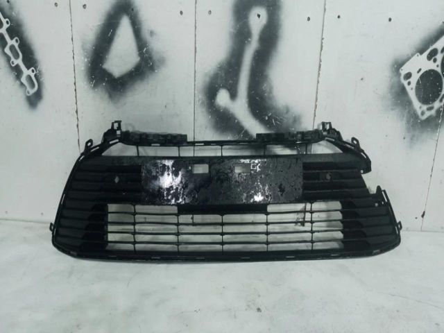 bontott TOYOTA COROLLA Első Lökhárító Alsó Középső Díszrács