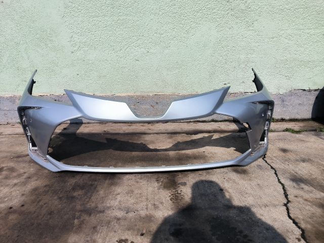 bontott TOYOTA COROLLA Első Lökhárító (Részeivel)