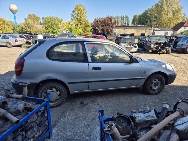 bontott TOYOTA COROLLA Első Lökhárító (Részeivel)