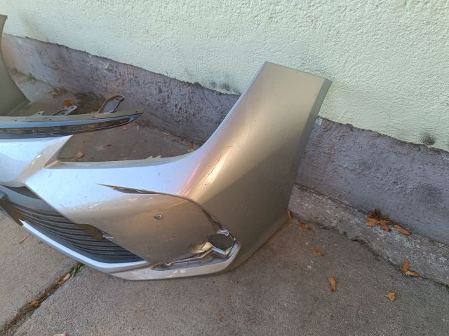 bontott TOYOTA COROLLA Első Lökhárító (Részeivel)