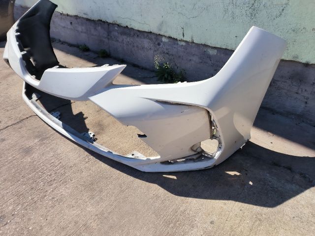 bontott TOYOTA COROLLA Első Lökhárító (Részeivel)