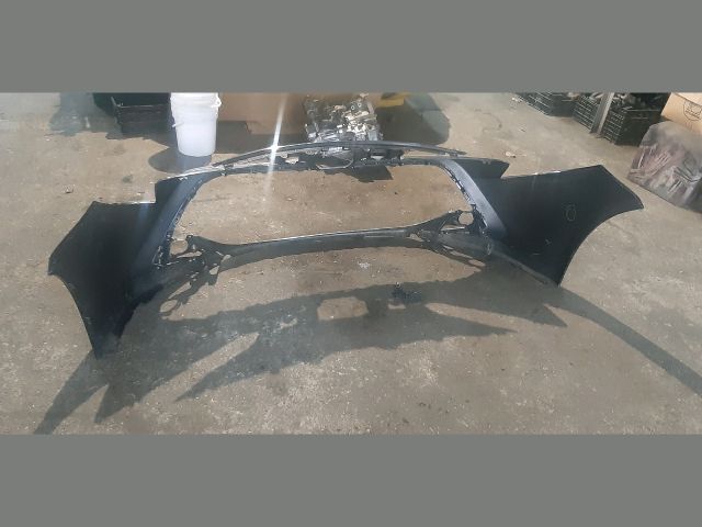 bontott TOYOTA COROLLA Első Lökhárító (Üresen)