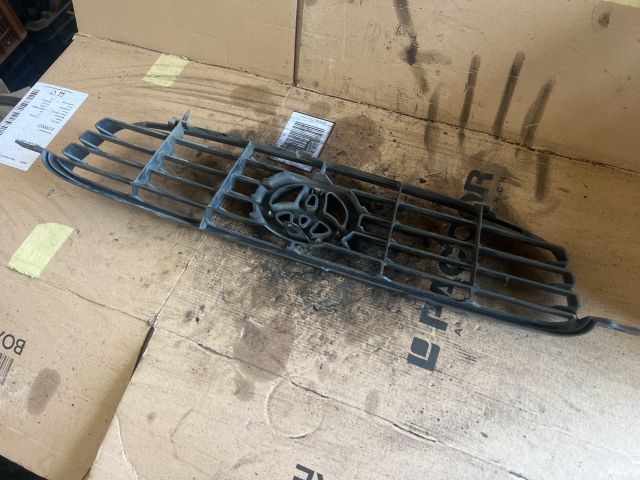 bontott TOYOTA COROLLA Hűtőrács