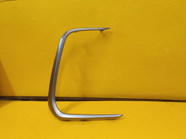 bontott TOYOTA COROLLA Jobb első Lökhárító Díszléc