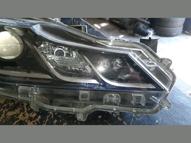 bontott TOYOTA COROLLA Jobb Fényszóró