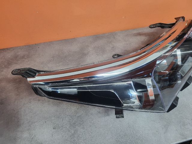 bontott TOYOTA COROLLA Jobb Fényszóró