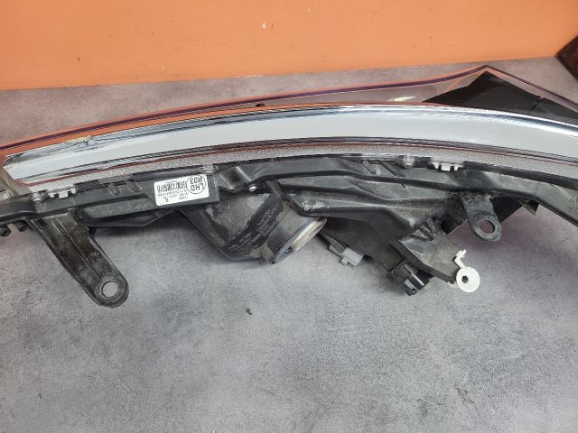 bontott TOYOTA COROLLA Jobb Fényszóró