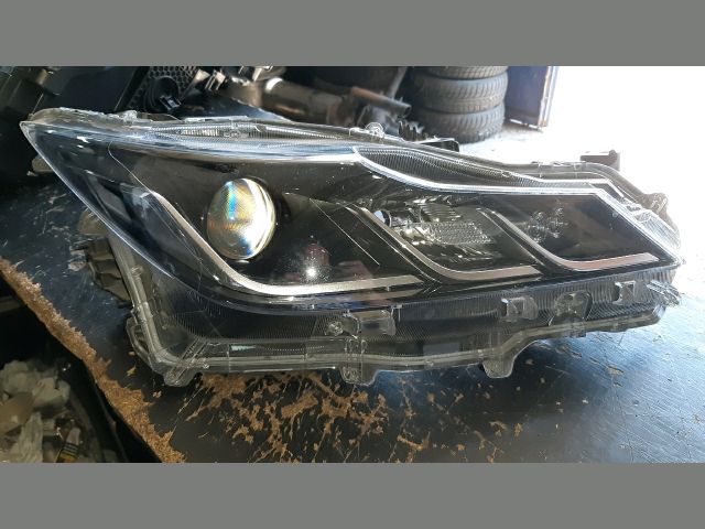 bontott TOYOTA COROLLA Jobb Fényszóró
